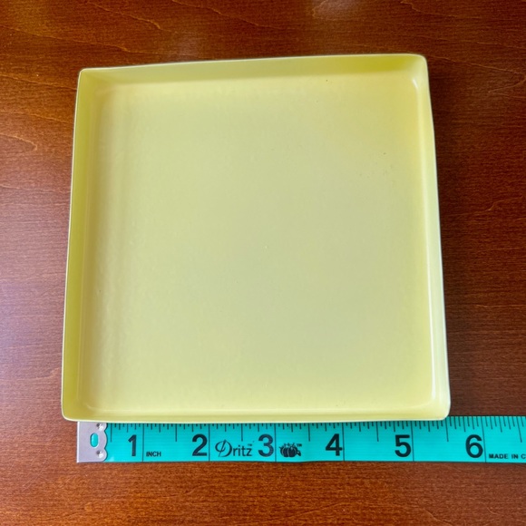 Square metal vibrant yellow catch all tray - Picture 5 of 7